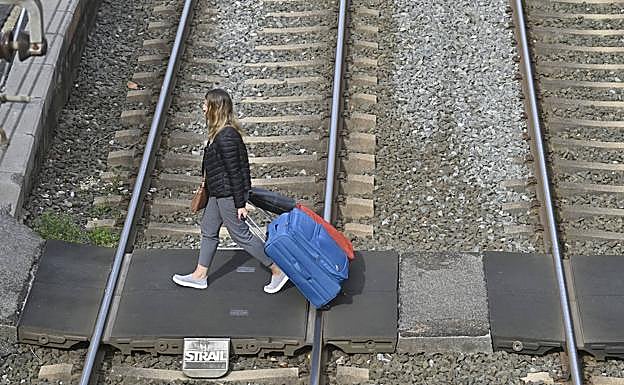 En proyecto la supresión del paso a nivel, sin plan para el paso peatonal entre andenes 