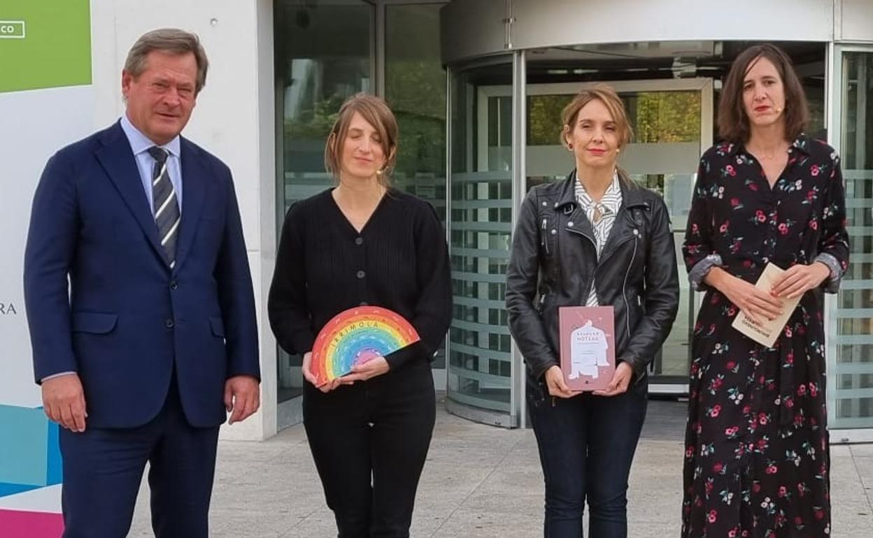 Bingen Zupiria sailburua, eta Maite Mutuberria, Leire Bilbao eta Uxue Apaolaza lan sarituekin. 