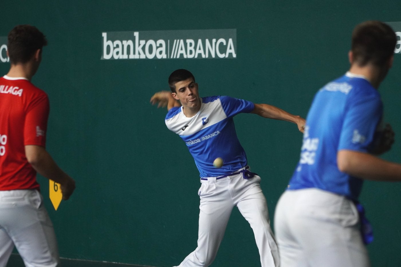 Eneko Beloki suelta un derechazo entre Oñatz Arrillaga y Oihan Etxeberria ayer en Aizarnazabal. 