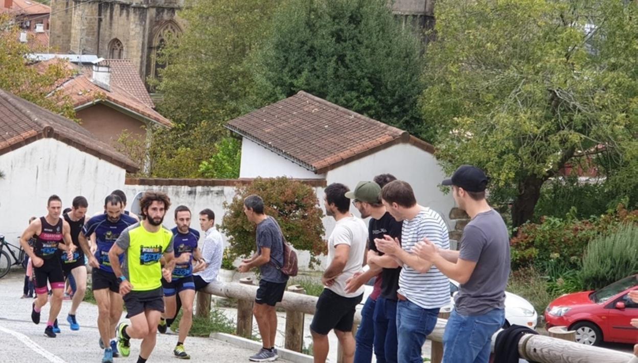 Legarreko maldan gora, bihar errepikatuko den estanpa. 