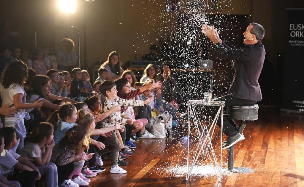 El Mago Txan hizo las delicias de los más pequeños en el espectáculo representado este viernes para los escolares. 