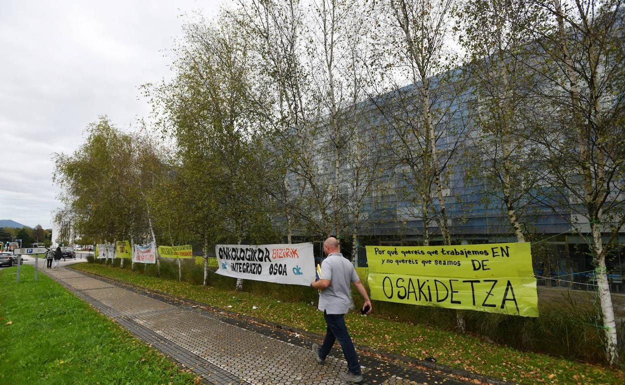 Pancartas de protesta en el exterior de Onkologikoa.