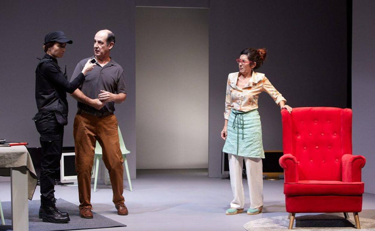 Teatro: 'Redada familiar', comedia salvaje de Vaivén en el Principal sobre el acoso a la privacidad