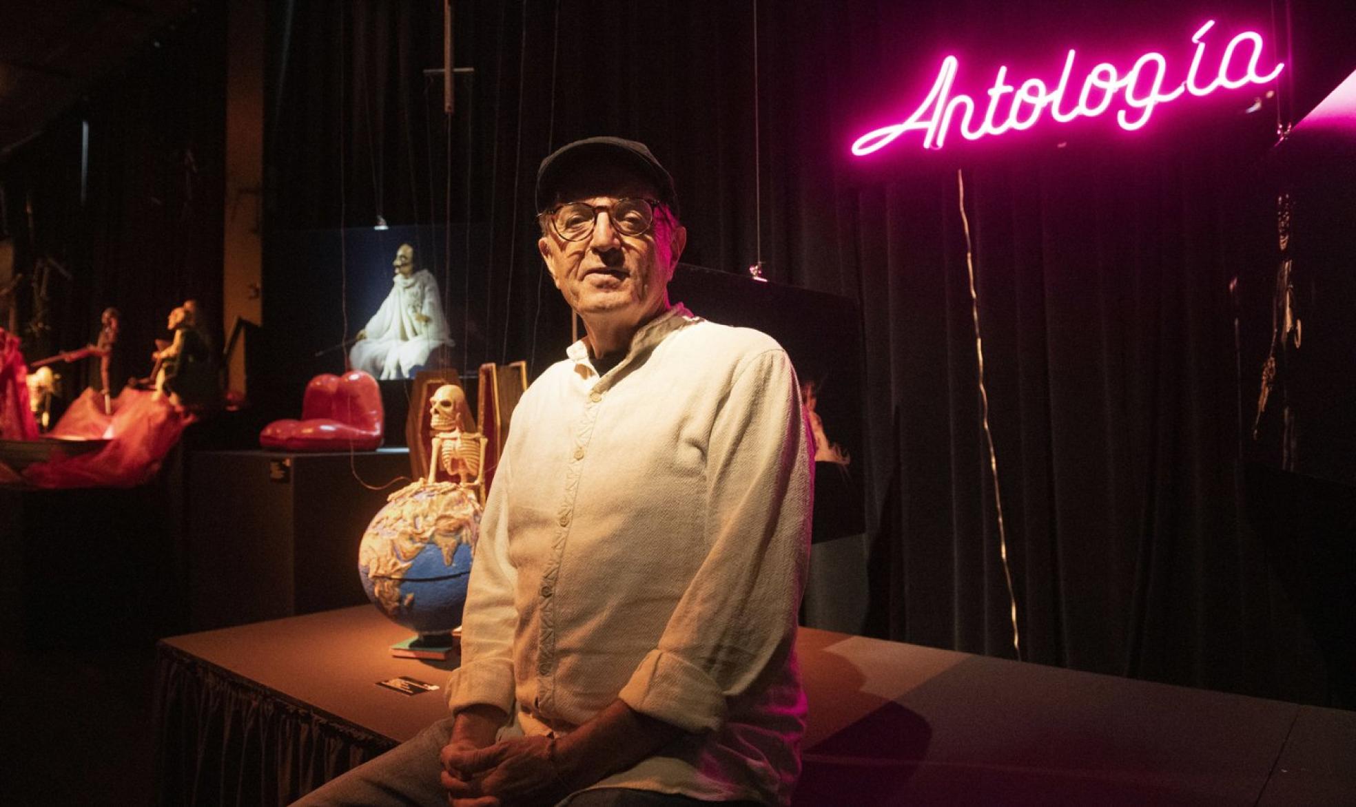 1977-2022. Jordi Bertran frente a las piezas que escenifican su obra 'Antología'.