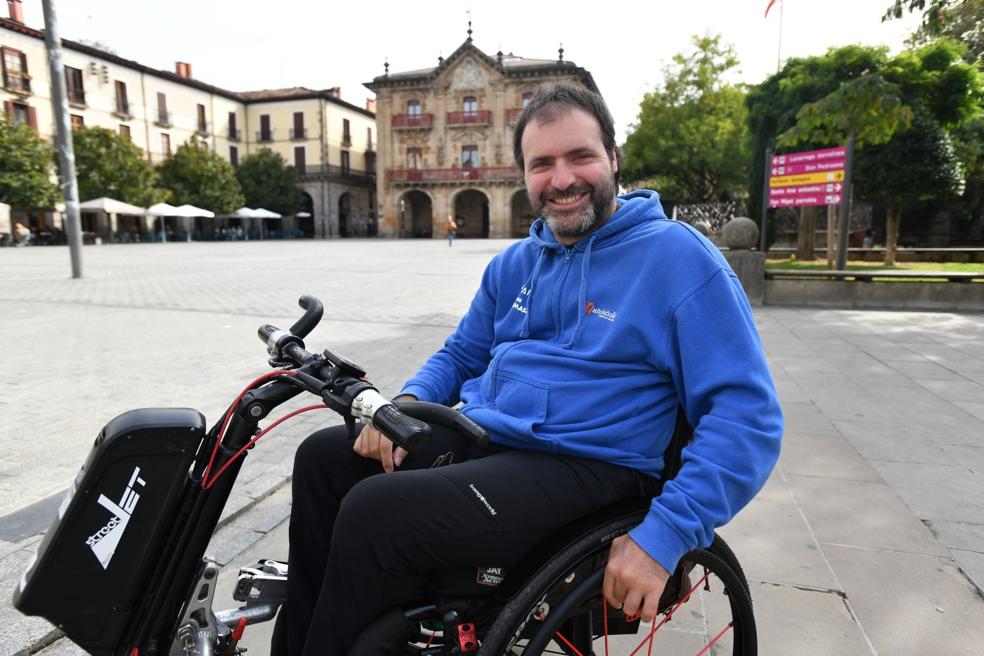 Joseba Azkarate, en su silla de ruedas tras hacer natación en el polideportivo Zubikoa.