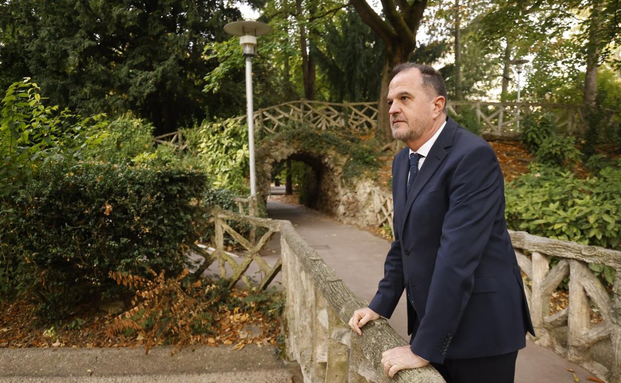 Carlos Iturgaiz en los jardines del parque de La Florida, en Vitoria. 