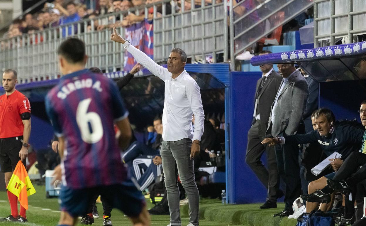 Gaizka Garitano dando órdenes al equipo ante el Mirandés. 