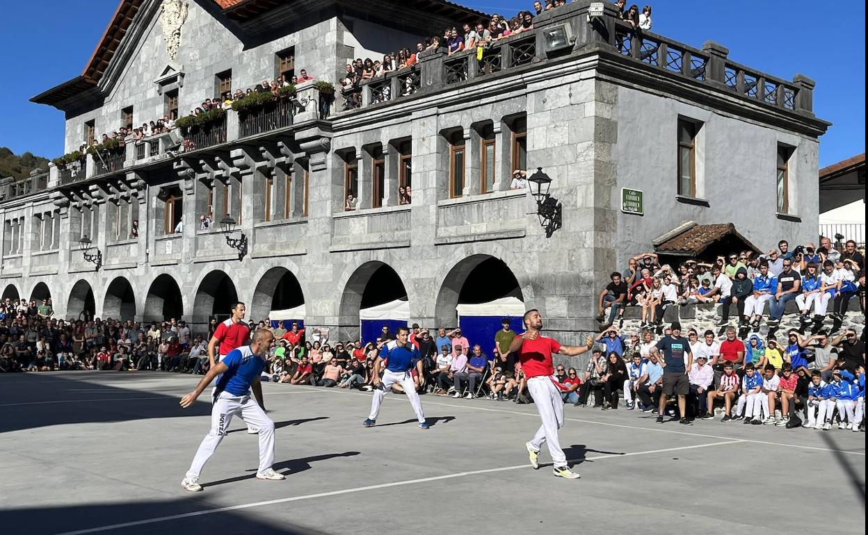 Oinatz Bengoetxea en su partido de despedida en Leitza