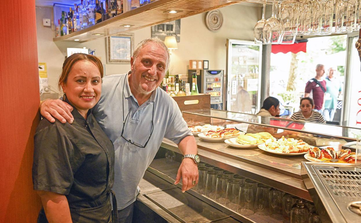 Los responsables del Udane, en la barra del establecimientocon pintxos y raciones para chuparse los dedos. 