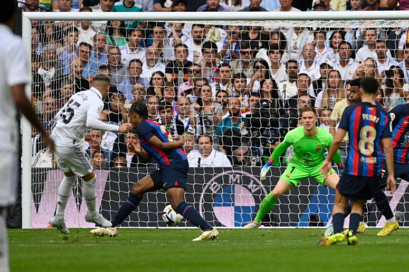 Fede Valverde dispara en la acción de su gol en el clásico.