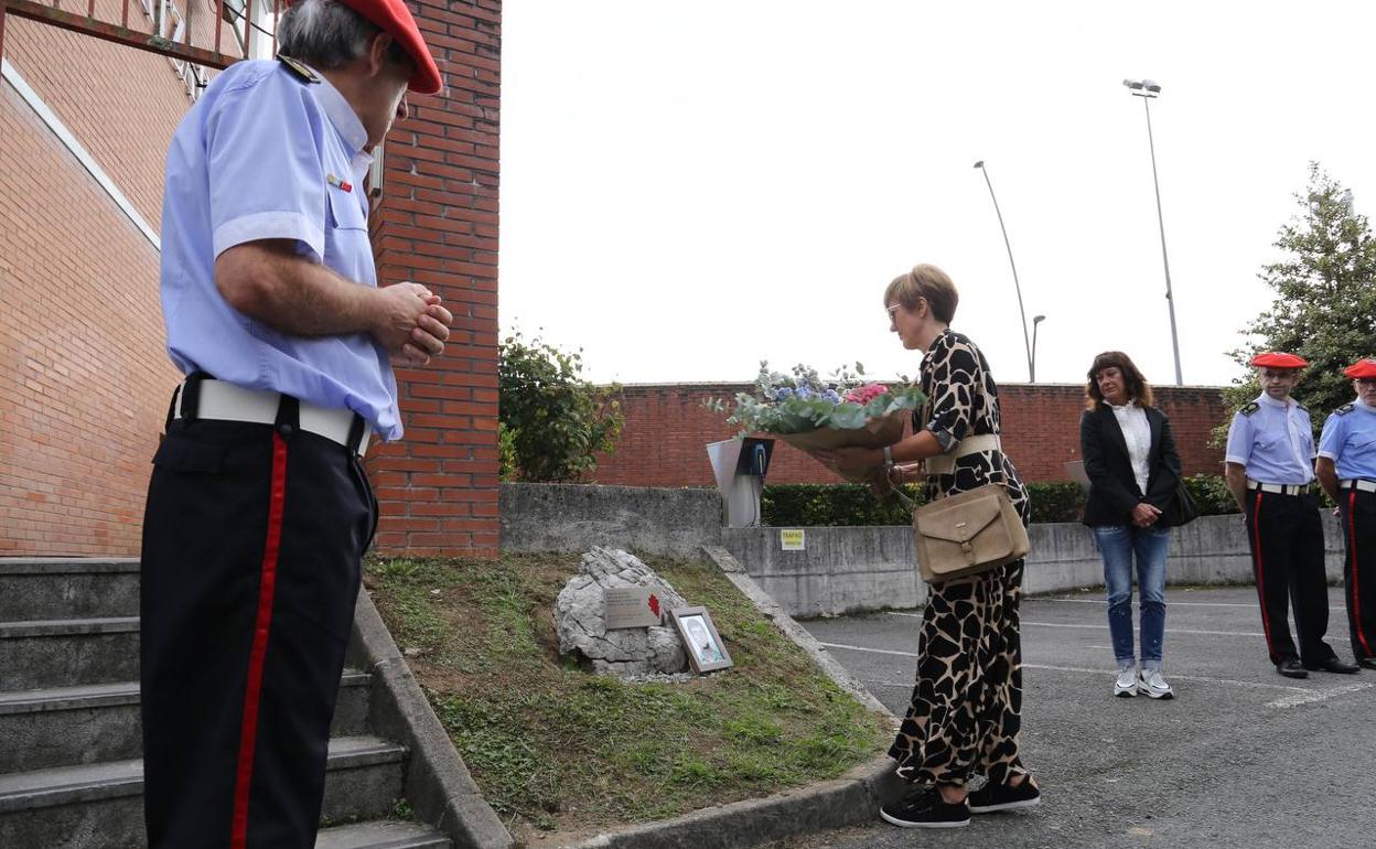 La hermana del ertzaina Juan José Pacheco Cano, durante la ofrenda floral en Zumarraga, en presencia de la directora de la Policía Vasca, Victoria Landa y del jefe de división de Protección Ciudadana, Alfonso Garaikoetxea. 