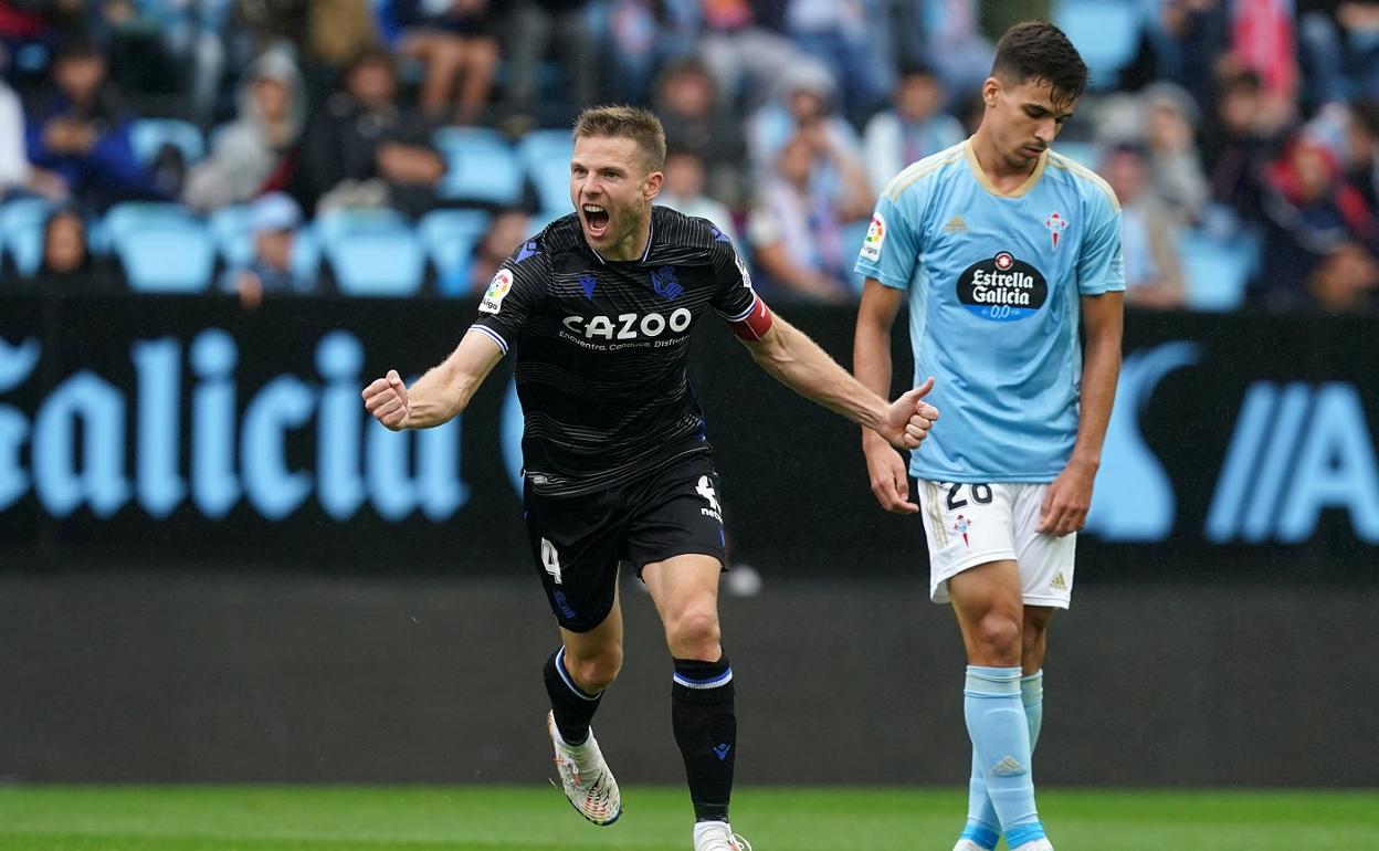 Asier Illarramendi, con el brazalete de capitán, celebra el gol que marcó este domingo en Balaídos. 