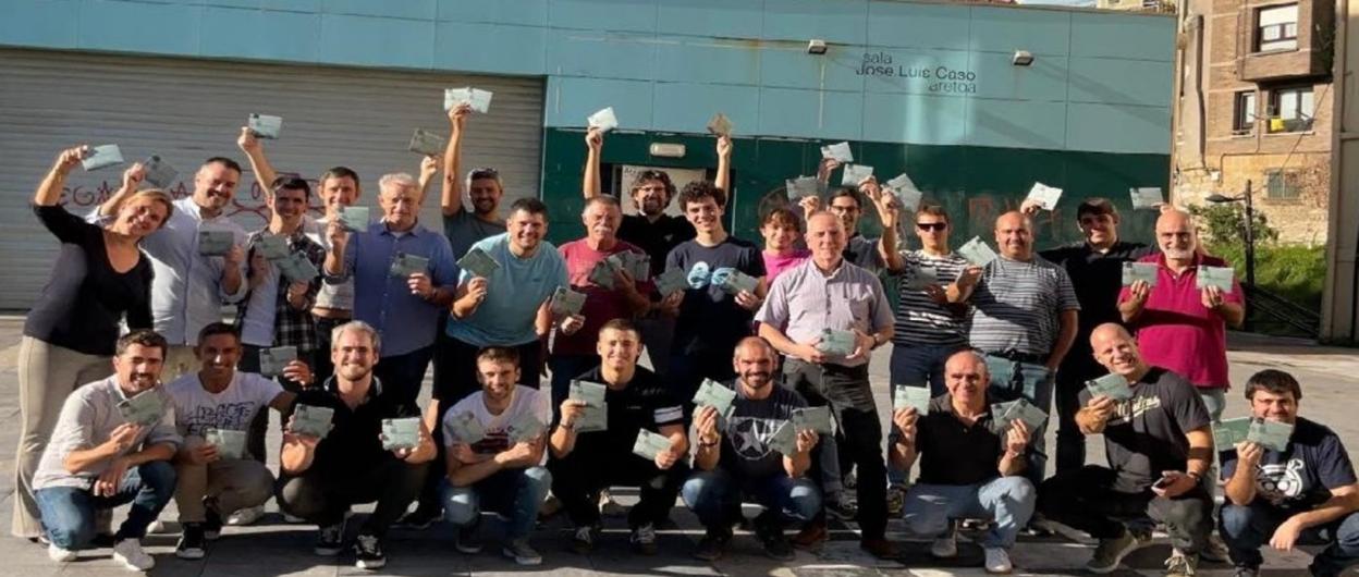 Las experimentadas voces masculinas de Suhar y su director, Esteban Urzelai, con su recién editado primer CD.