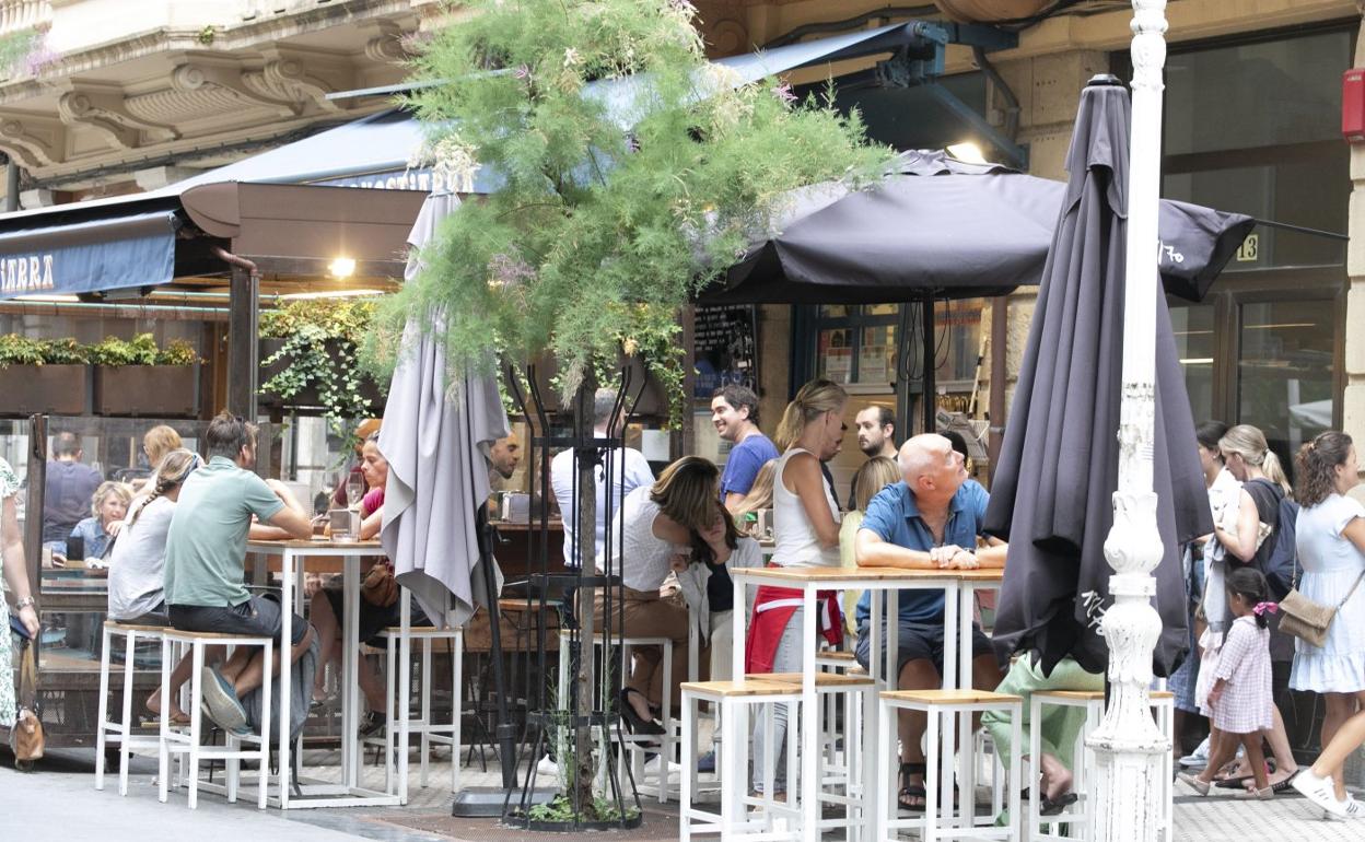 Aspecto de las terrazas de la calle Peña y Goñi llenas de clientes. 