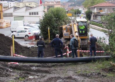 Imagen secundaria 1 - La excavadora durante los trabajos para habilitar el 'by pass'.