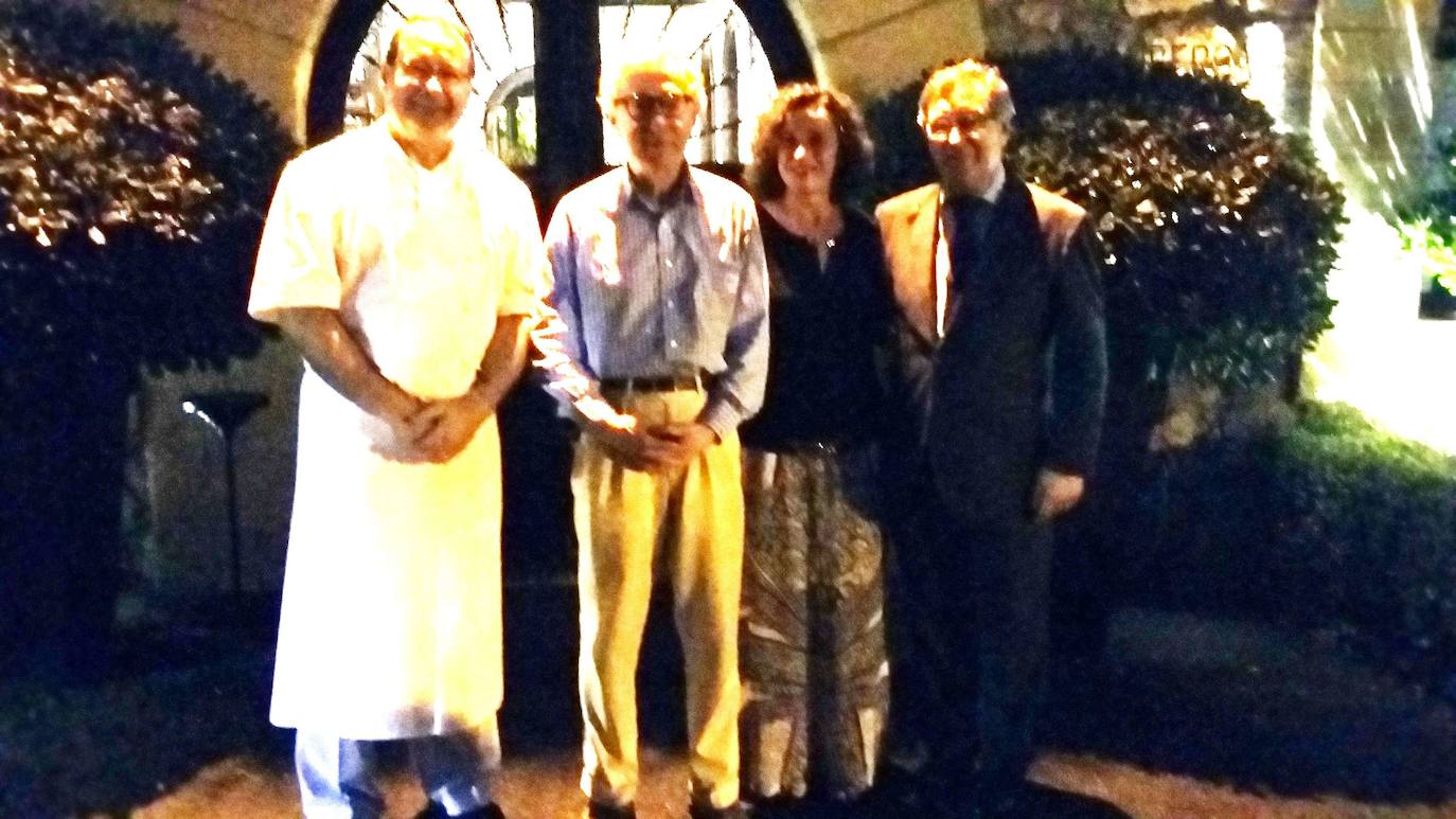 Woody Allen posa junto a Hilario Arbelaiz, en la entrada del restaurante.