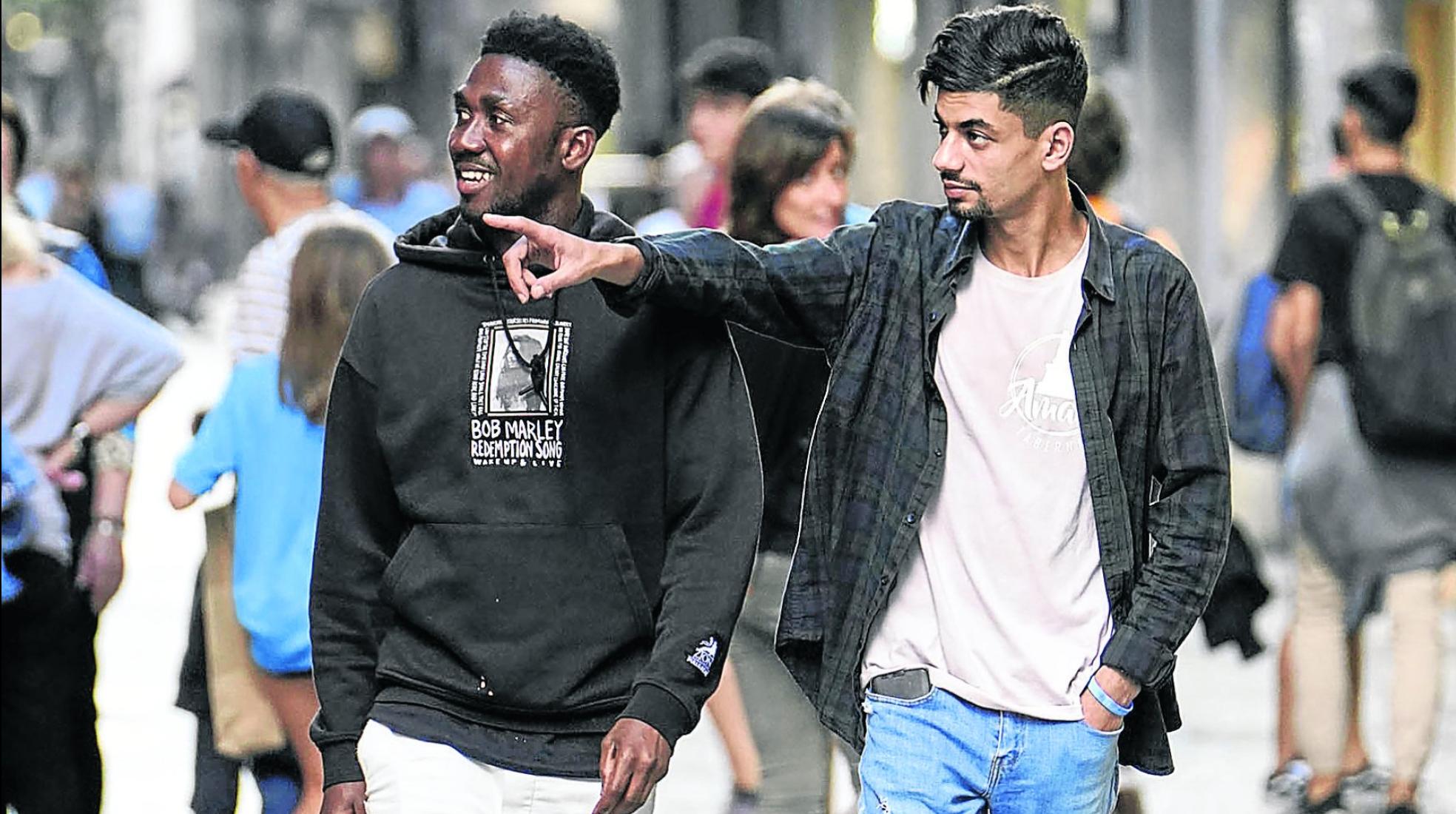Emmanuel y Alaedine pasean por las calles del centro de Tolosa. 