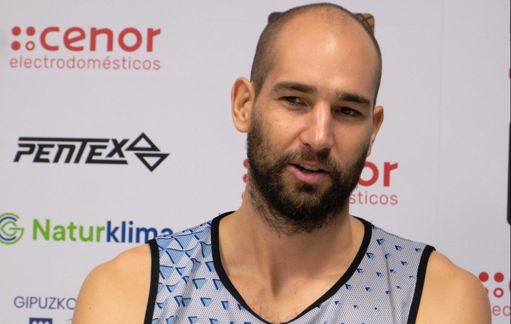 Mario Delas, en la sala de prensa del Angulas Aguinaga Arena. 