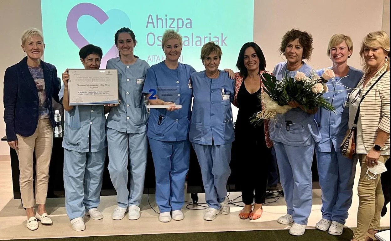 El equipo de Enfermería de Aita Menni, recibe el premio. 