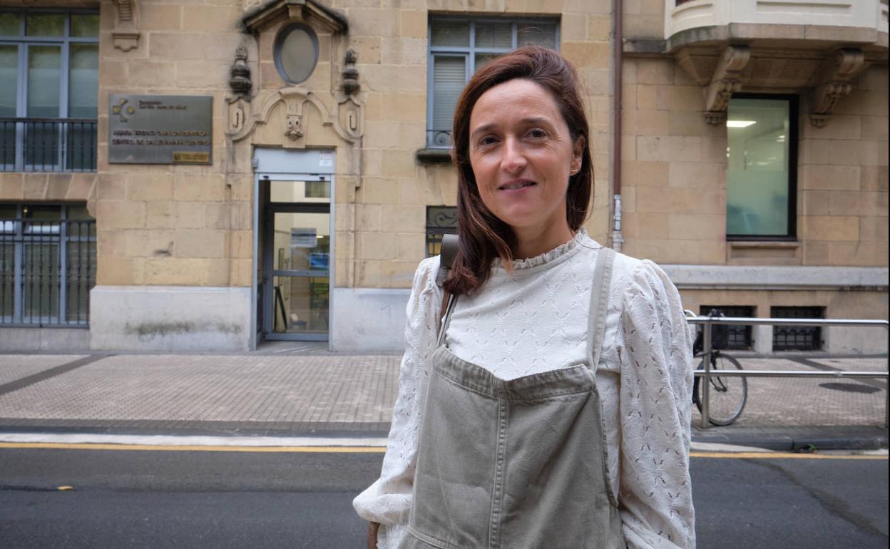 Rebeca, frente al ambulatorio de Amara Centro, en la calle Prim de Donostia. 