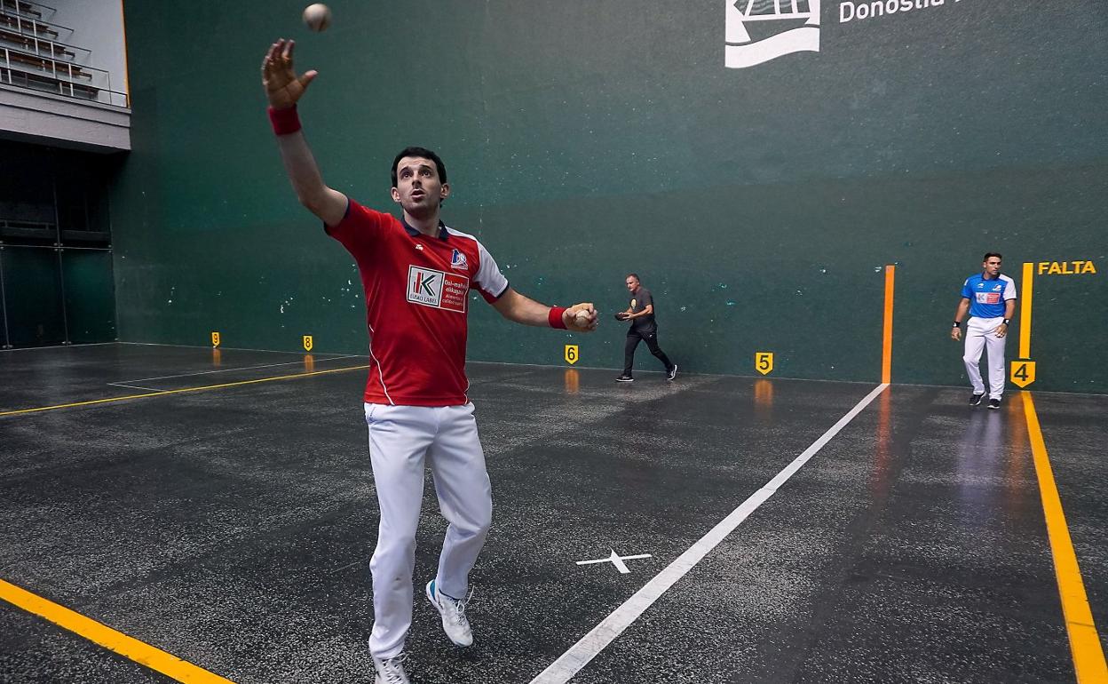 Jokin Altuna prueba material este miércoles en el Atano III. Al fondo, el seleccionador Martin Alustiza y Peio Etxeberria. 