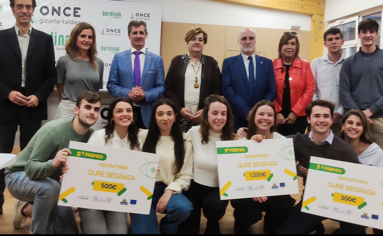 Los y las alumnas ganadoras han recogido sus premios. 
