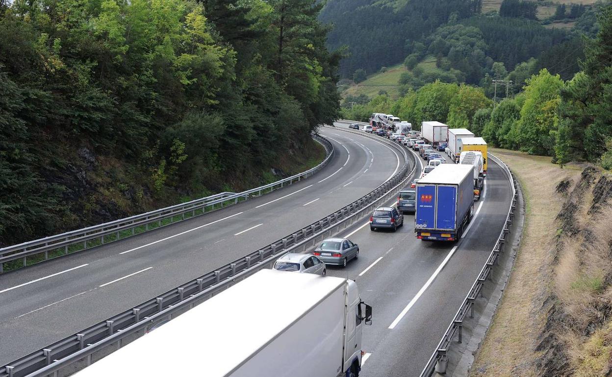 La carretera de la AP-8 a la altura de Eibar.