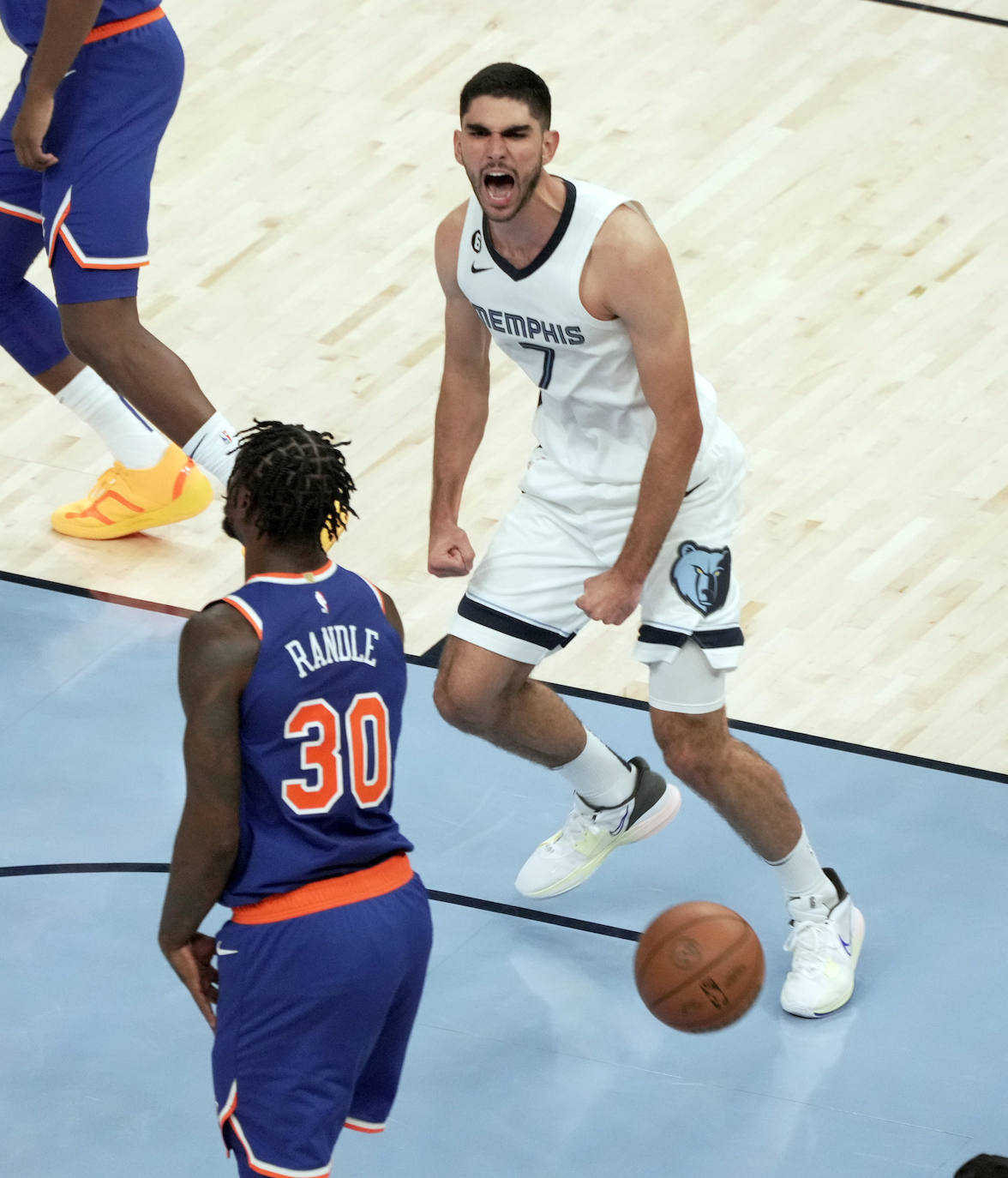 Santi Aldama celebra con rabia delante de Julius Randle el mate que hizo en el partido ante los Knicks. 