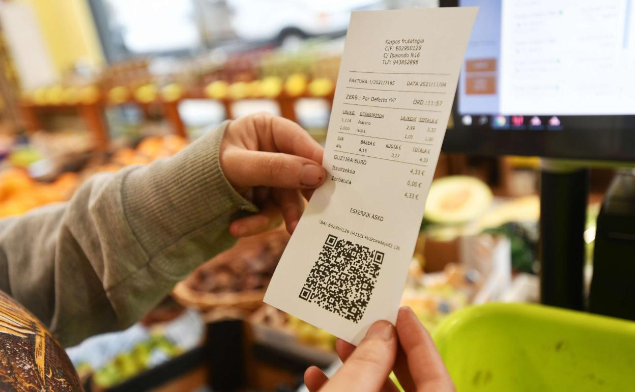Un comercio guipuzcoano emite una factura con el nuevo sistema TicketBai. 