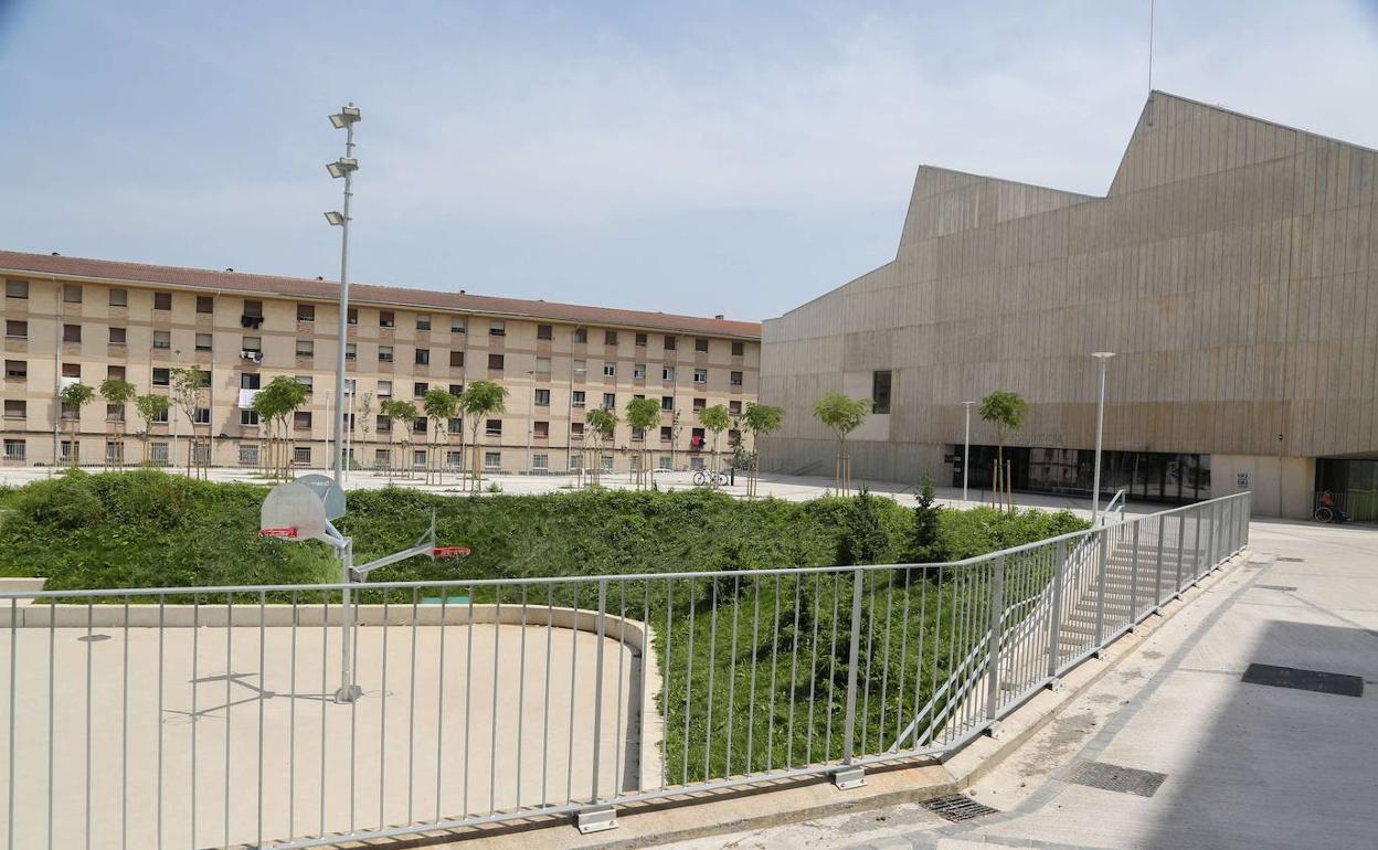 Vista de Altza, en Donostia, con su nuevo polideportivo.