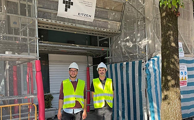 Joseba Inunciaga y Mikel Ortiz de Eribe, de Eitzen, posan a pie de obra.