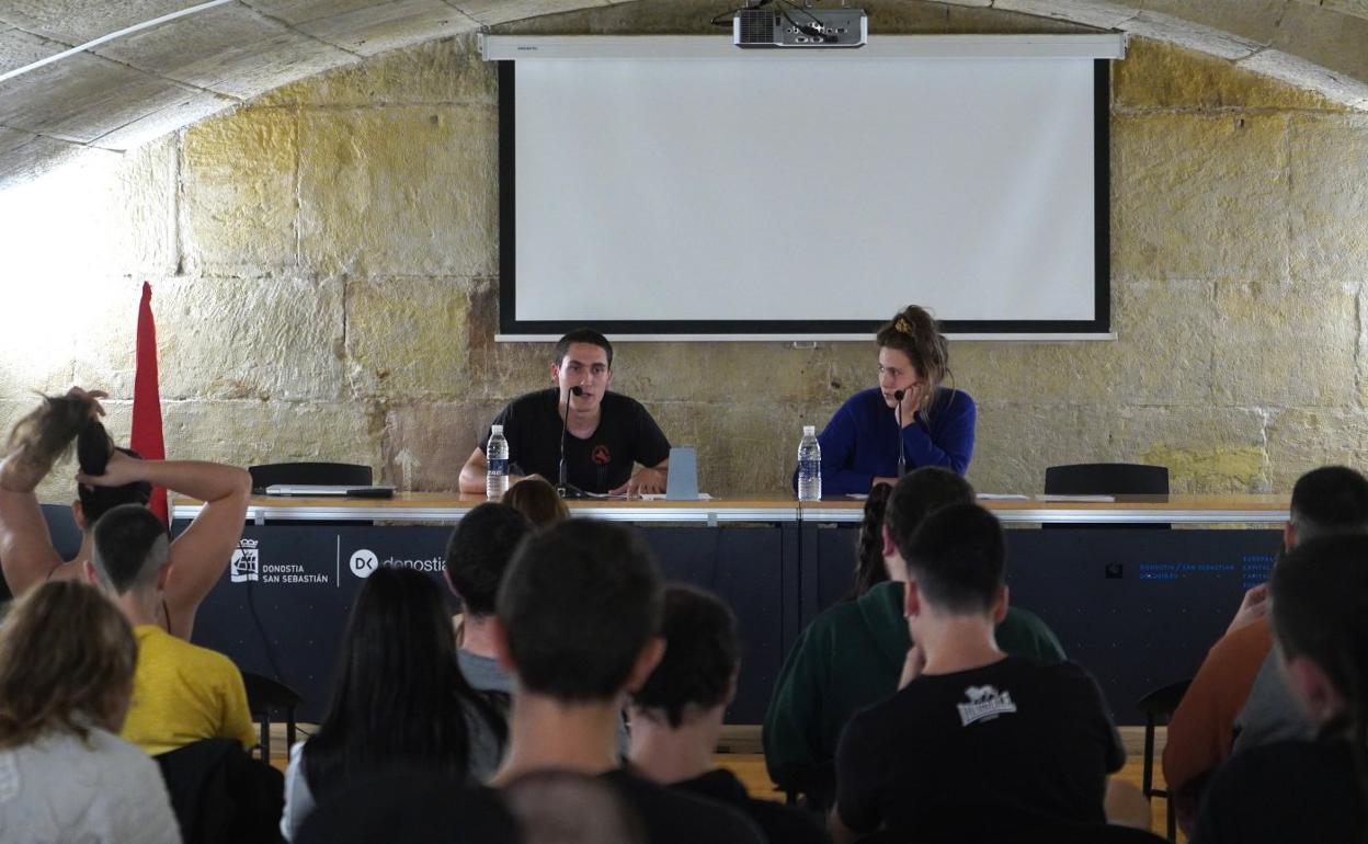 Dos portavoces de GKS durante la presentación este viernes de su propuesta en la Biblioteca Municipal de Donostia. 