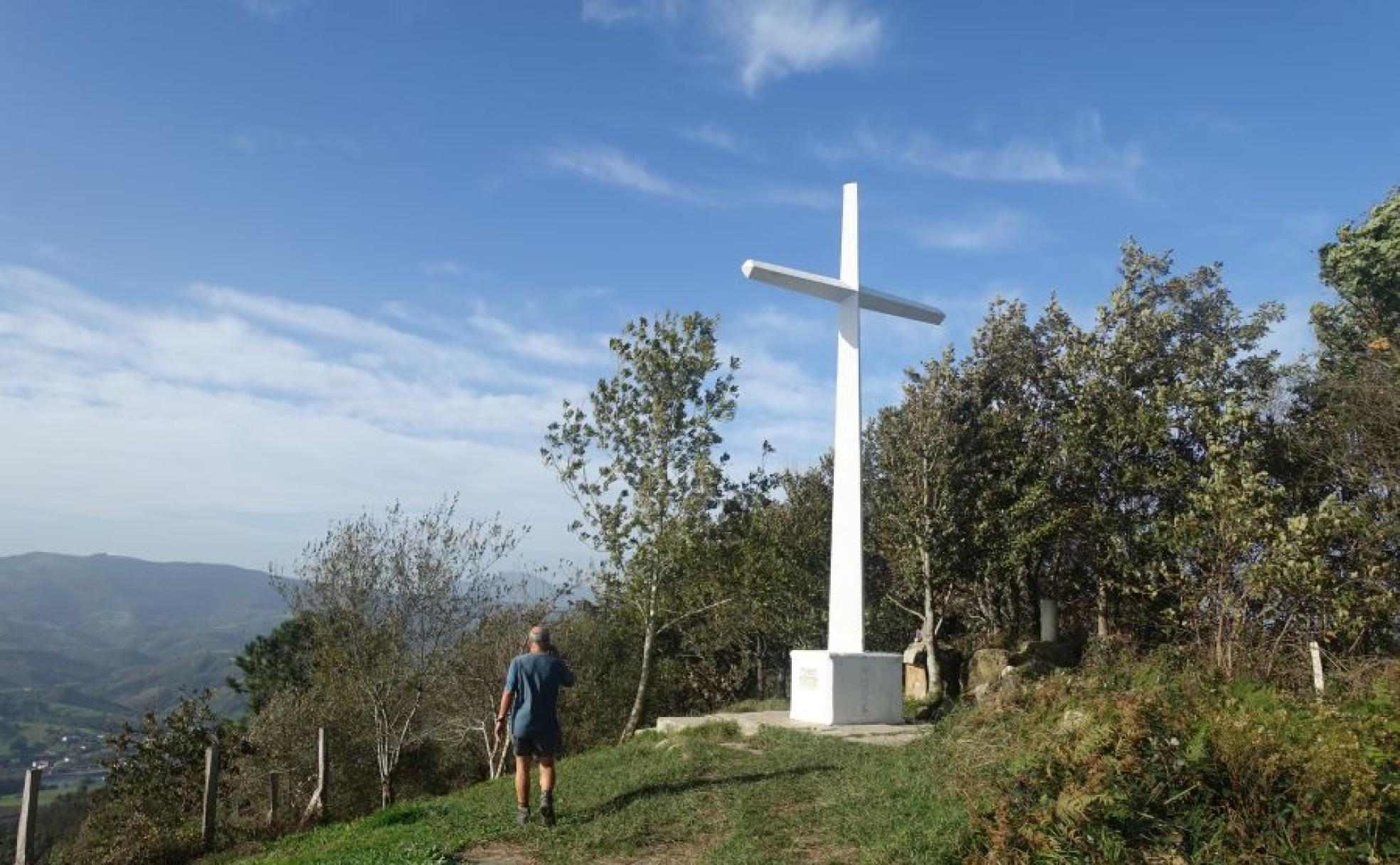 La blanca cruz de Kukuarri nos sitúa en la discreta cima del macizo de Mendizorrotz.
