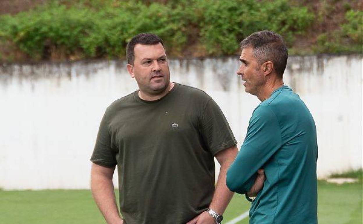 Gaizka Garitano charlando con Arkaitz Lakambra.