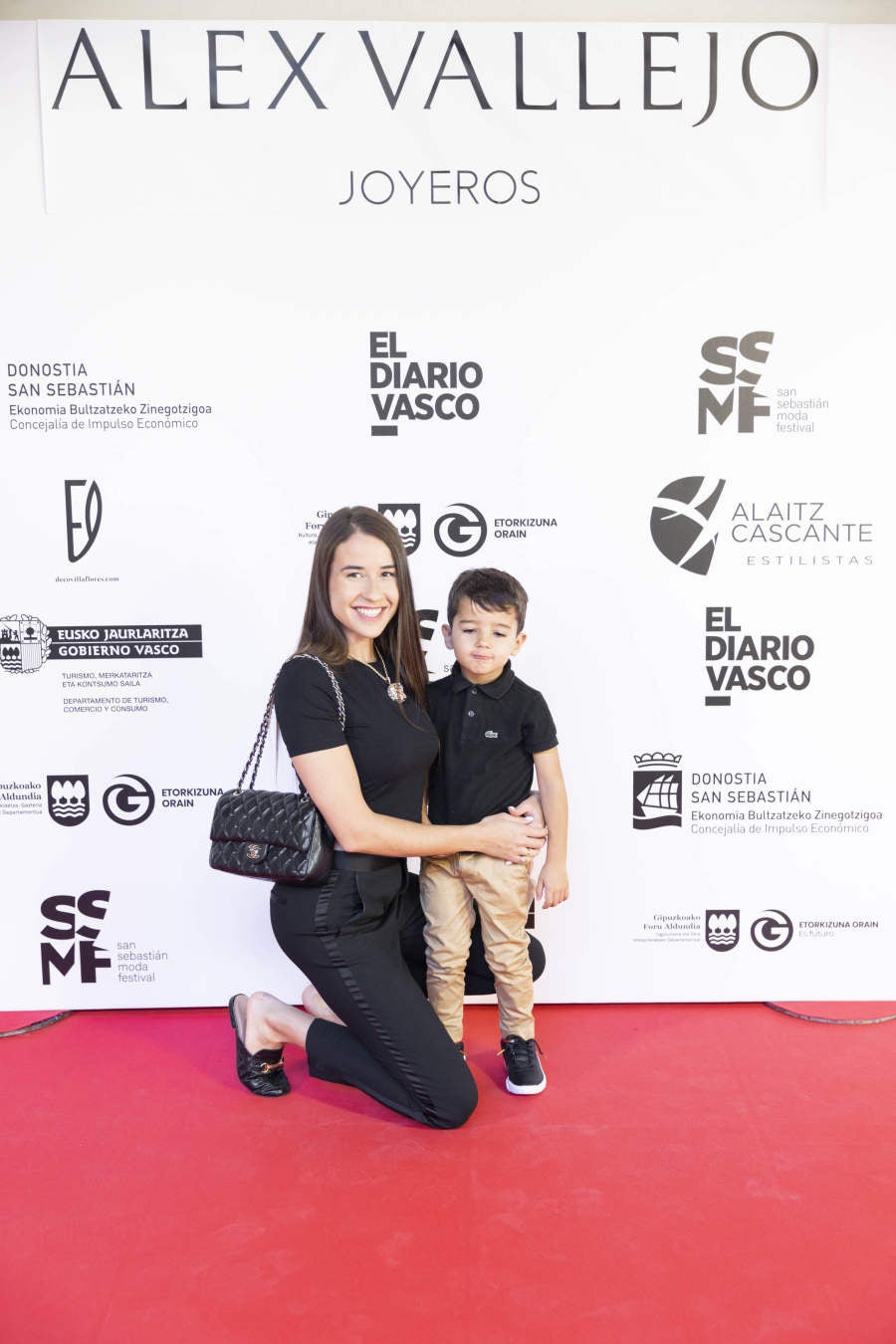 Fotos: Vallejo Joyeros presenta su colección al ritmo de Verdini Dantza Taldea