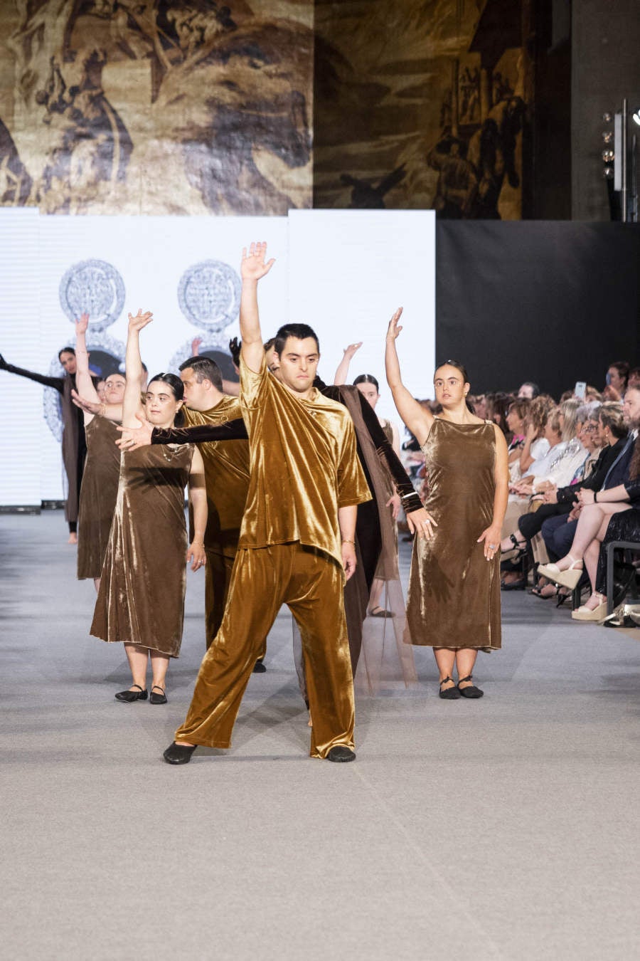 Fotos: Vallejo Joyeros presenta su colección al ritmo de Verdini Dantza Taldea