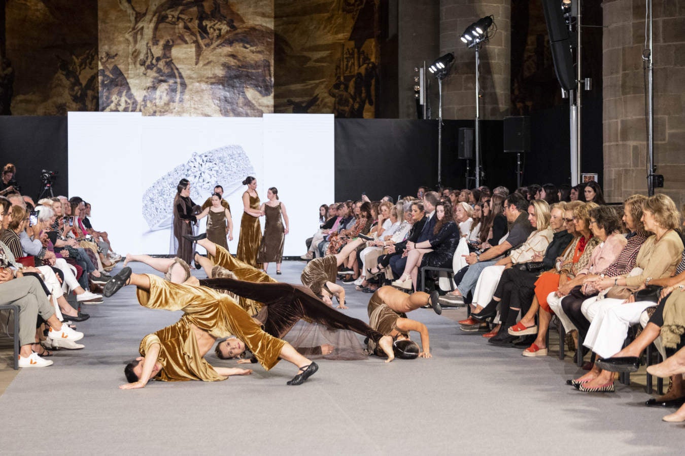 Fotos: Vallejo Joyeros presenta su colección al ritmo de Verdini Dantza Taldea