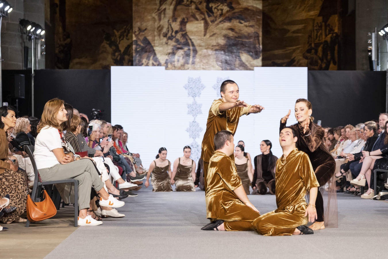 Fotos: Vallejo Joyeros presenta su colección al ritmo de Verdini Dantza Taldea