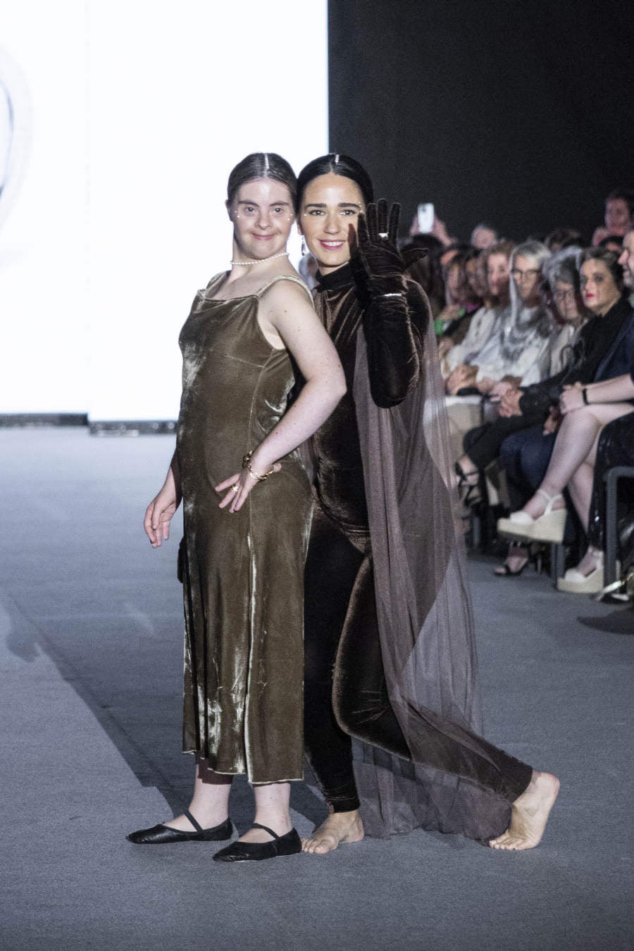 Fotos: Vallejo Joyeros presenta su colección al ritmo de Verdini Dantza Taldea