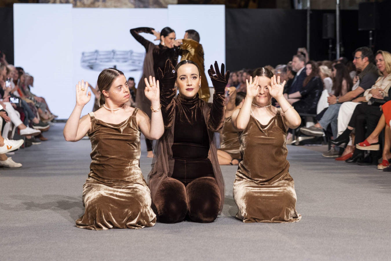 Fotos: Vallejo Joyeros presenta su colección al ritmo de Verdini Dantza Taldea