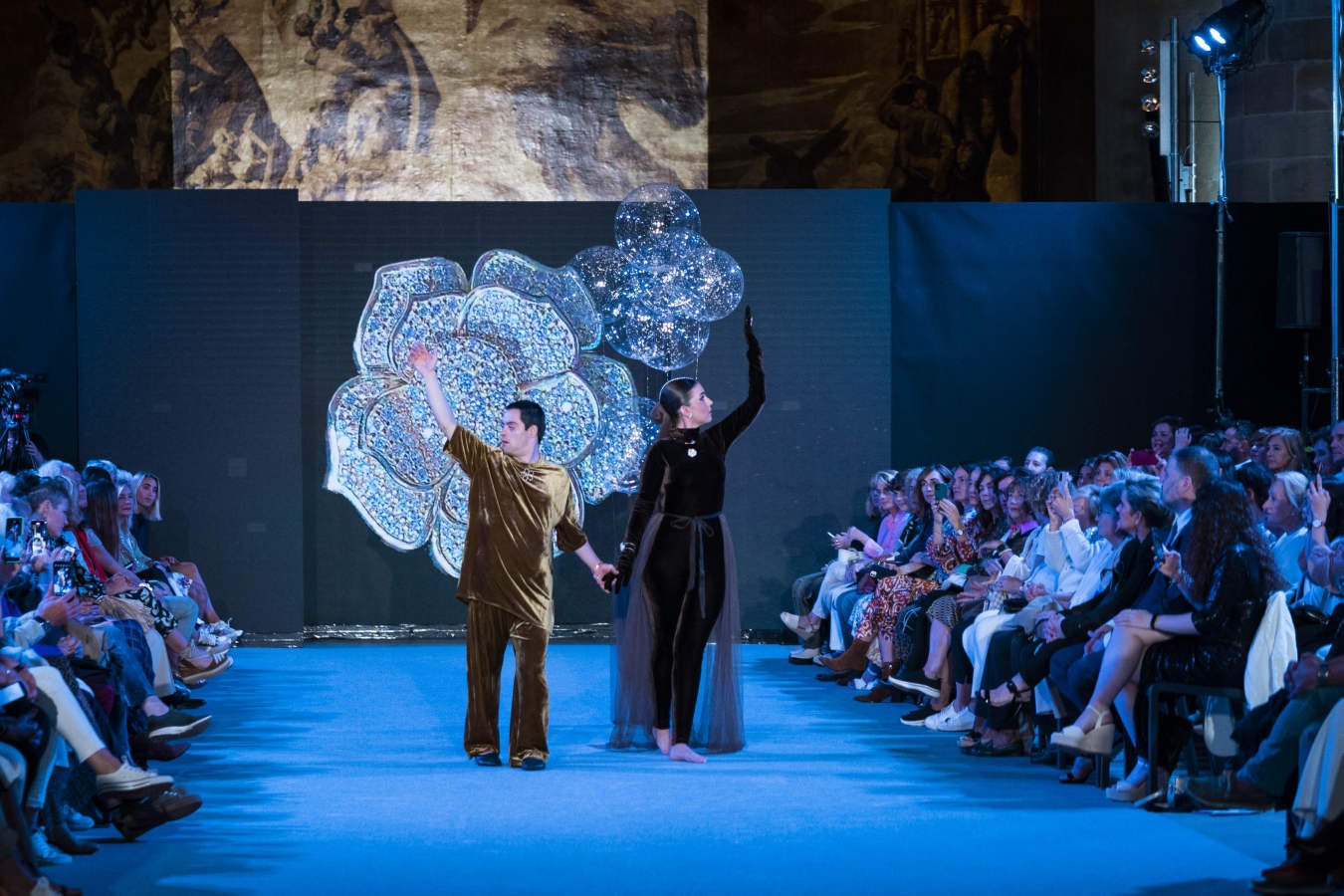 Fotos: Vallejo Joyeros presenta su colección al ritmo de Verdini Dantza Taldea