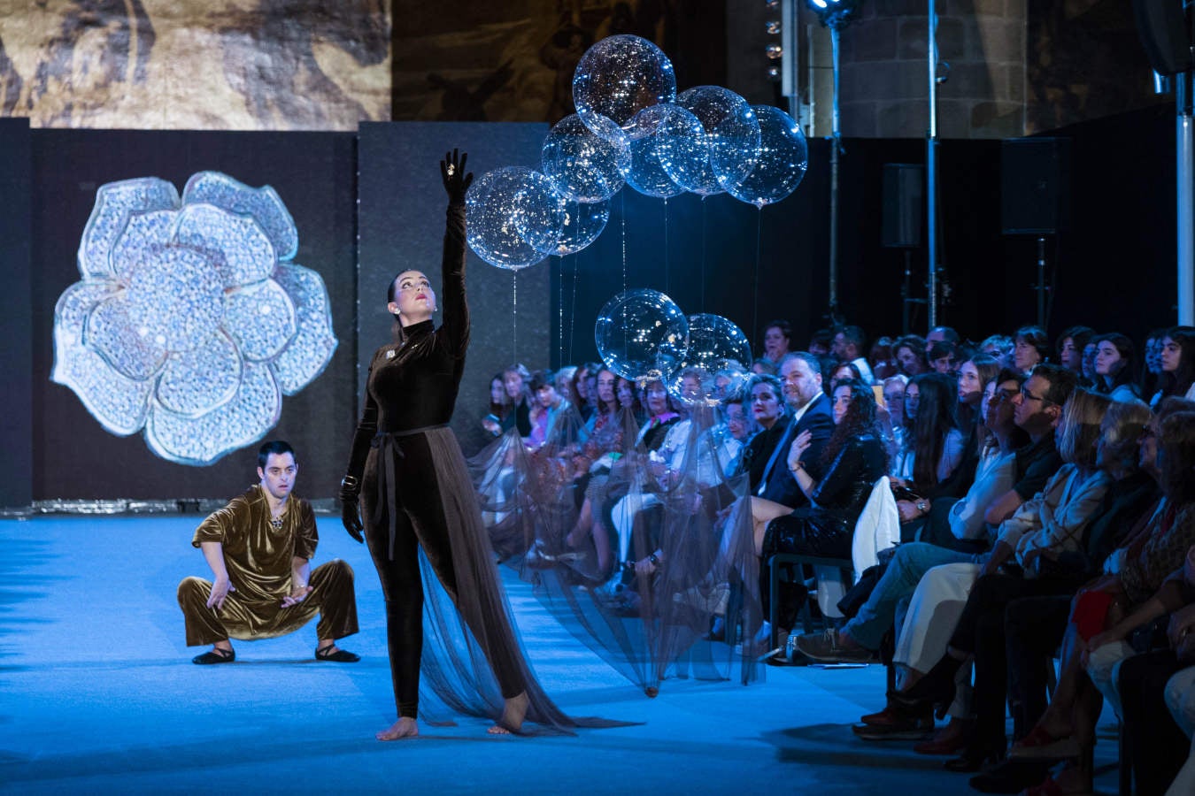 Fotos: Vallejo Joyeros presenta su colección al ritmo de Verdini Dantza Taldea