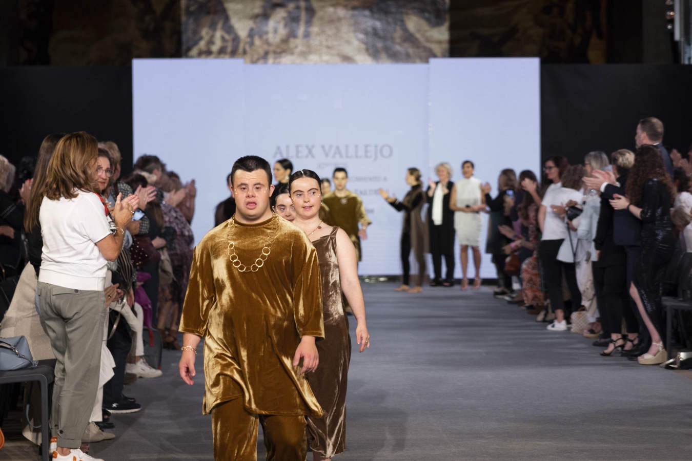 Fotos: Vallejo Joyeros presenta su colección al ritmo de Verdini Dantza Taldea