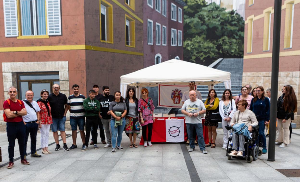 El grupo de vecinos y vecinas que está promoviendo una compañía de San Miguel en el Alarde público se presentó públicamente ayer. 
