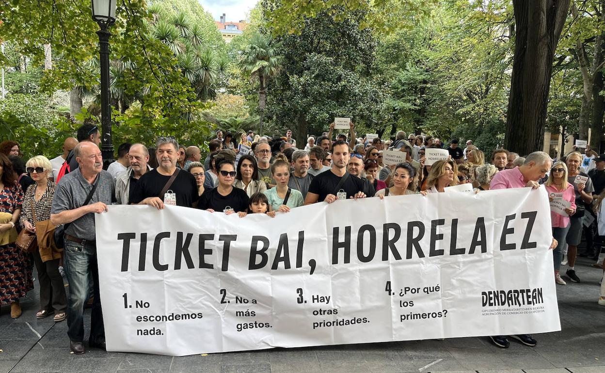 Los protestantes de la manifestación de este domingo en Donostia. 