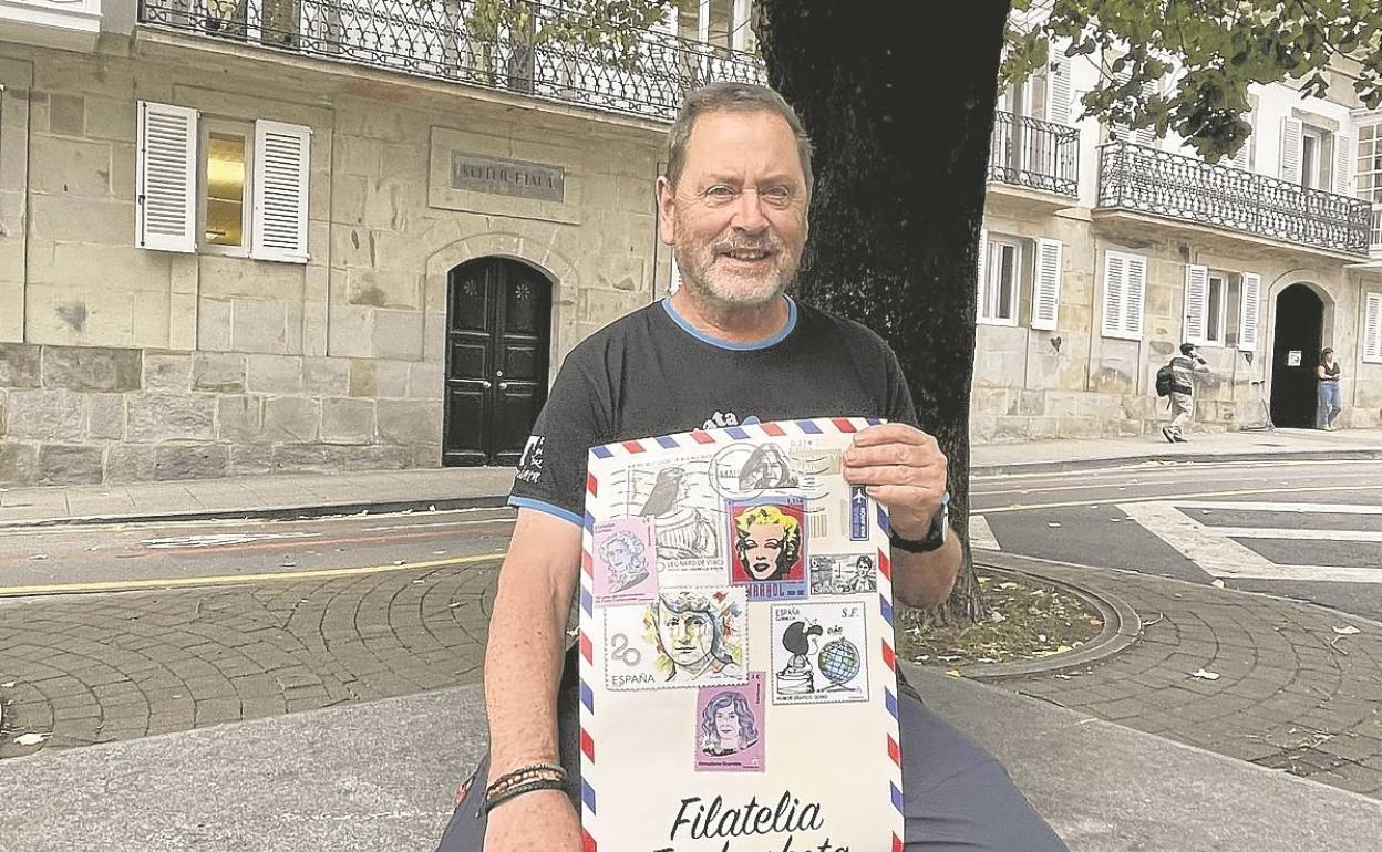 Luis Maiztegi, presidente y alma máter de CECA con el cartel de la exposición que se inaugura el lunes. 