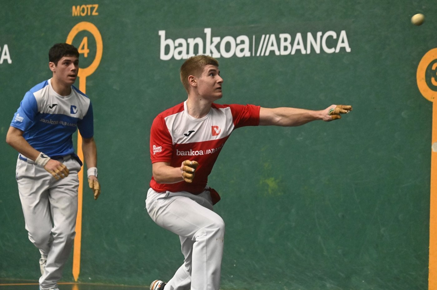 Beñat Apezetxea para de volea al txoko con Jon Tirado a la espalda, este domingo en Beasain. 