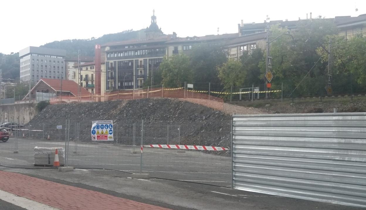 Rampa que comunica el andén dirección Zumarraga con el párking de San Bartolomé. 