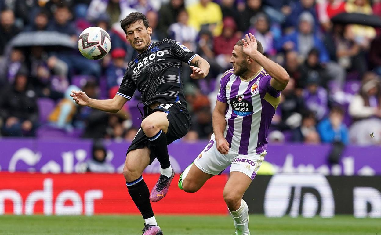 Silva pugna por el balón con Weissman en el partido del pasado sábado en Zorrilla. 