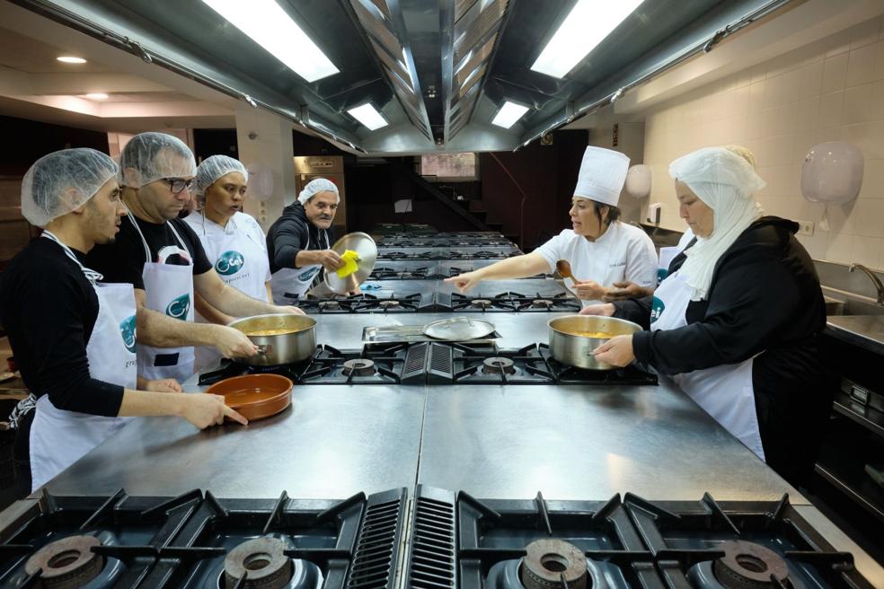 Usuarios del centro de día Algarade Cruz Roja Gipuzkoa cocinan marmitako. 